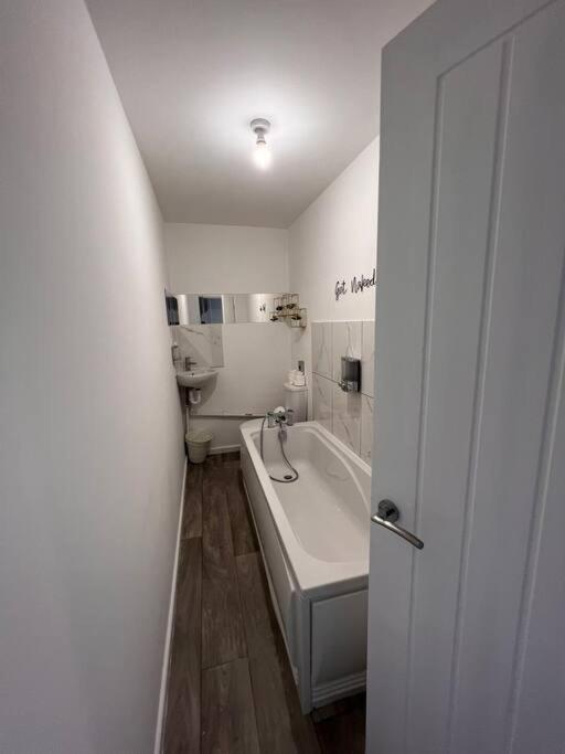 Bridge Place - Spacious Home With Plenty Of Beds! Merthyr Tydfil Exterior photo