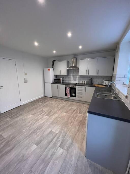 Bridge Place - Spacious Home With Plenty Of Beds! Merthyr Tydfil Exterior photo